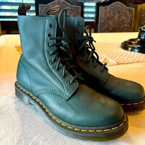 Dr. Martens NEW size 9 green combat boot